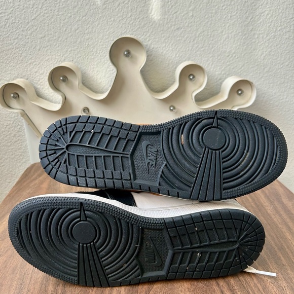 JORDAN 1 MID PATENT SE GS 'BLACK GOLD - Picture 7 of 8